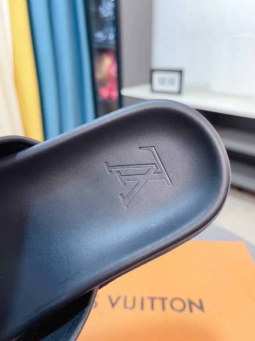 Ex-factory price 320🌹🌹 (lv-Louis Vuitton) new men's sandals, high-end boutique, exquisite embossed logo decoration on the upper, fine workmanship, super soft soles, casual, loose and comfortable, a must-have in summer! \nsize：38-44